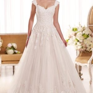 Essense of Australia Bridal Dress l Bel Aire Veil